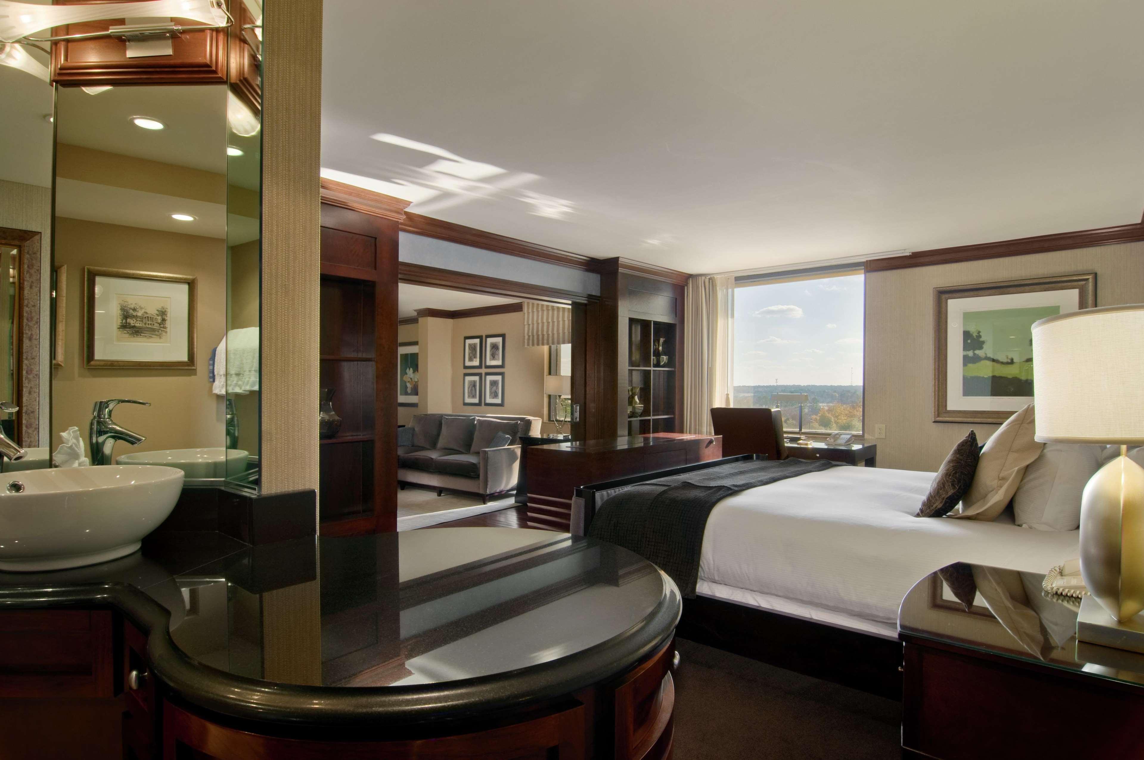 מלון Hilton Raleigh North Hills מראה חיצוני תמונה