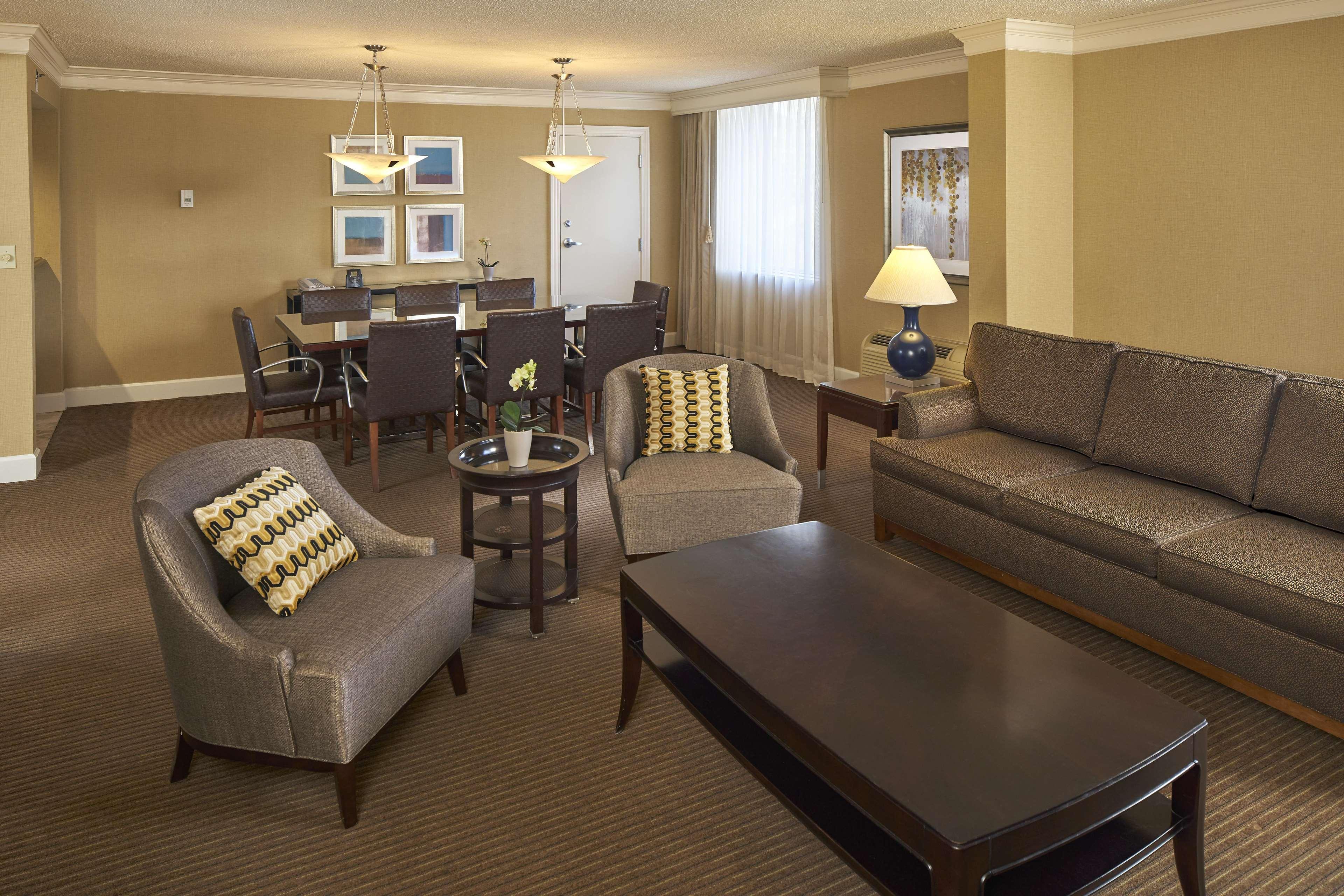 מלון Hilton Raleigh North Hills מראה חיצוני תמונה