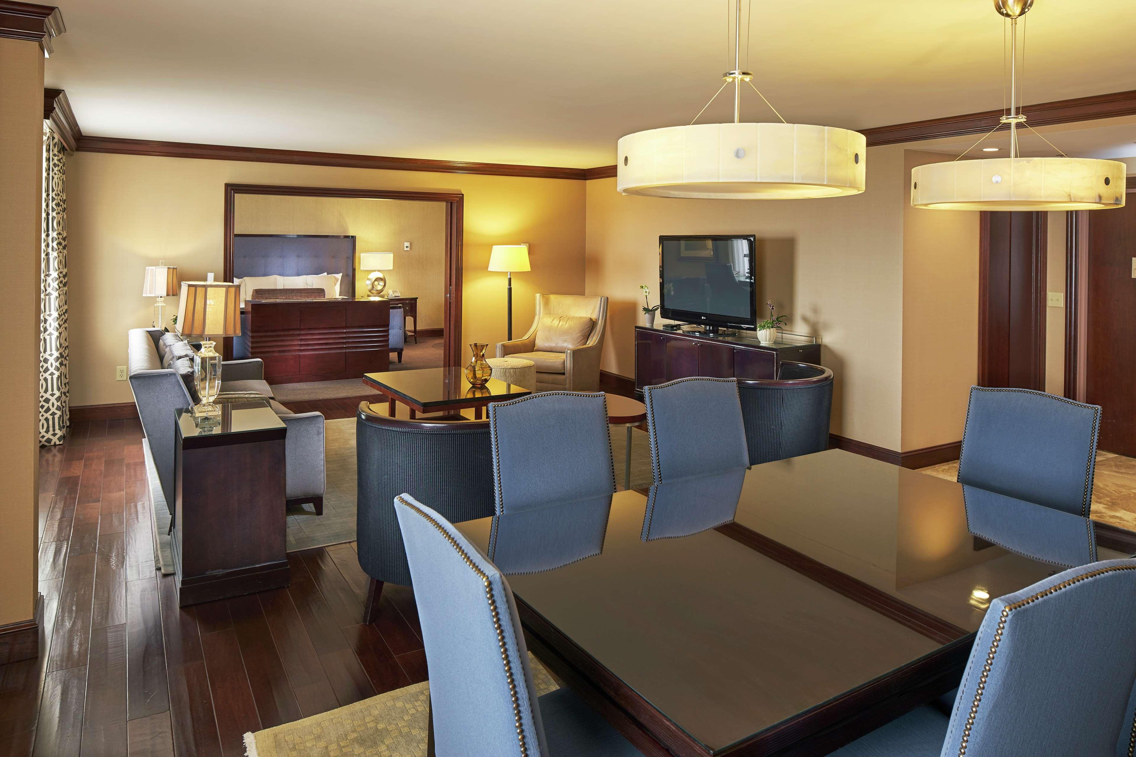 מלון Hilton Raleigh North Hills מראה חיצוני תמונה