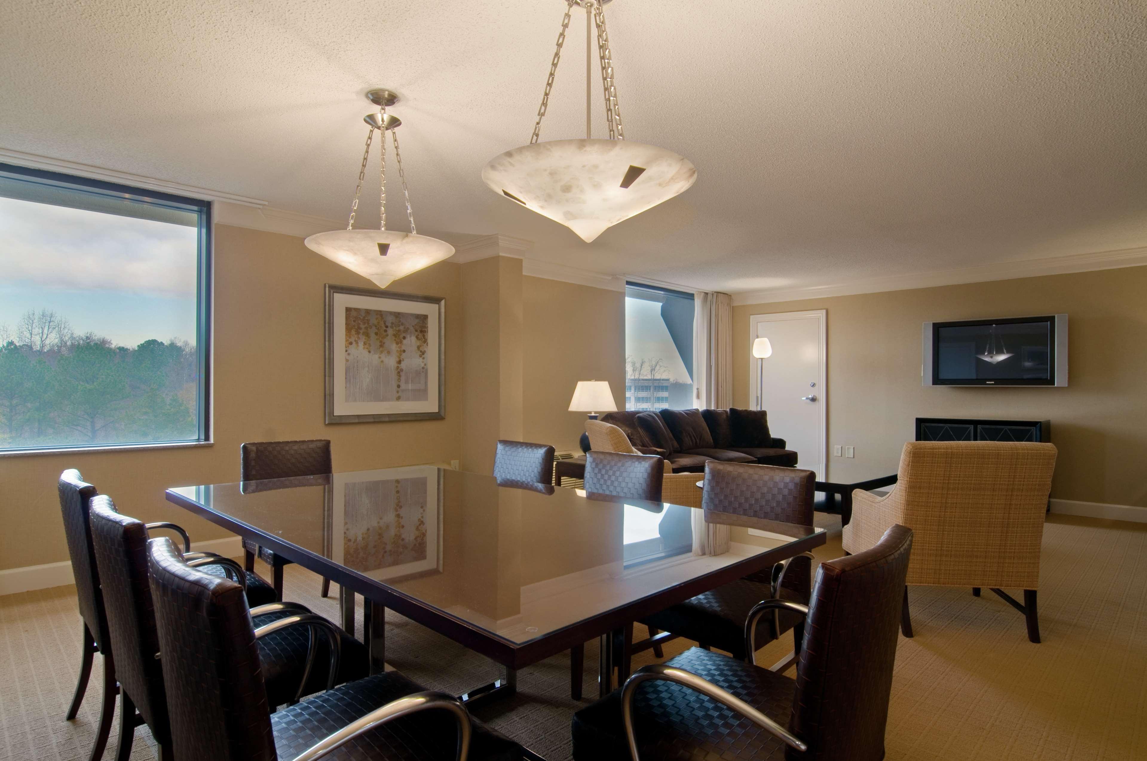 מלון Hilton Raleigh North Hills מראה חיצוני תמונה