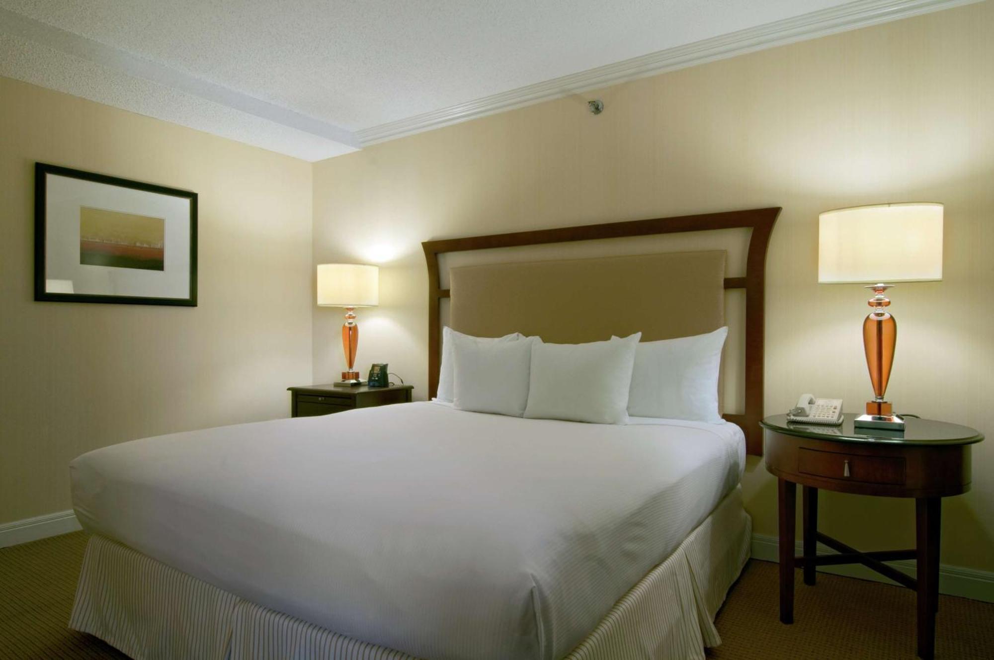מלון Hilton Raleigh North Hills מראה חיצוני תמונה